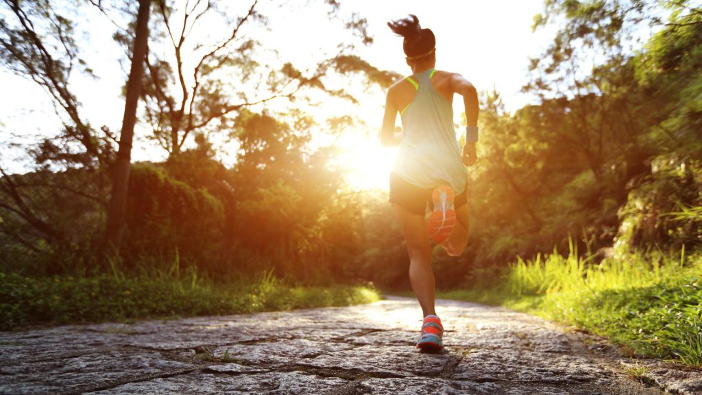 ragazza-che-corre-nel-parco-1024x576
